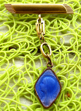 Belle Ancienne Broche métal. Bébé poupée Bavoir .