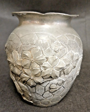 Superbe vase en étain