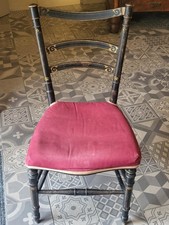 chaise ancienne, noire en bois,  restauration nécessaire.
