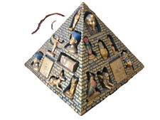 PYRAMIDE AVEC 16 FIGURINES EGYPTIENNES