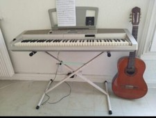 lot guitare et piano en bon état de Marche Piano Yamaha PortableGrand DGX-300 