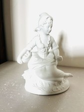 Statuette figurine en biscuit Porcelaine Jeune Fille au Panier Capodimonte