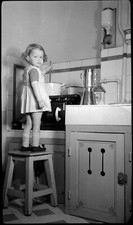 Portrait petite fille cuisine debout tabouret 2 ancien négatif photo an. 1920 30