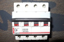 DISJONCTEUR TETRAPOLAIRE 40A