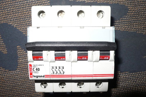 Disjoncteur tetrapolaire 40a - disjoncteur,