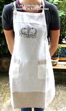 TABLIER A BAVETTE EN POLYESTER PLASTRON BRODE MONOGRAMME GRIS BEIGE *