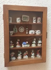 Vitrine Avec Collection Bécassine Fèves En Céramique.