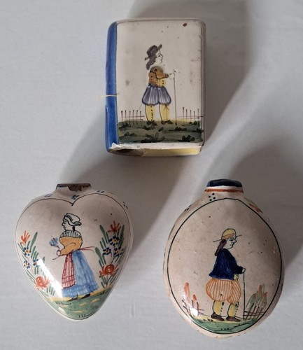 Trois secouettes tabatières