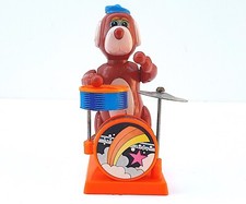 CHIEN MUSICIEN À LA BATTERIE