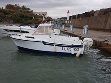 BATEAU DE NAVIGATION A MOTEUR  . LONG 4.95 M LAR 2.13 M PETITE CABINE .