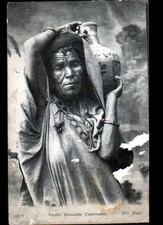 TUNISIE / BEDOUINE CENTENAIRE avec POTERIE , cliché début 1900