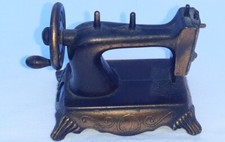 TAILLE CRAYON MACHINE A COUDRE EN METAL DE COLLECTION PLAY ME VINTAGE 1970's