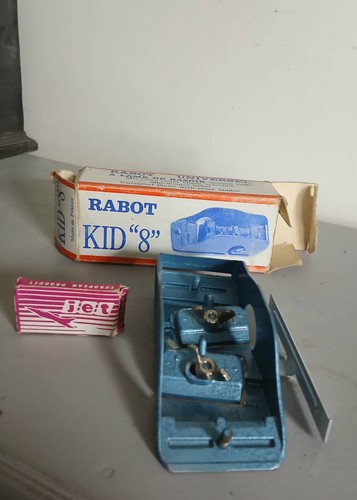 Ancien petit rabot métallique