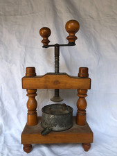pressoir en bois et fer blanc