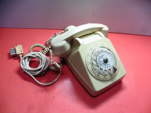 Ancien téléphone cadran - à,
