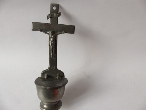 Ancien bénitier étain objets