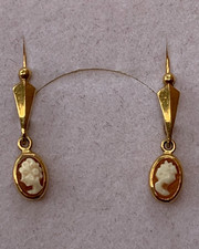 SUPERBE PAIRE DE BOUCLES D'OREILLES OR JAUNE 18 CARATS 750 ET CAMEES JEUNE FEMME