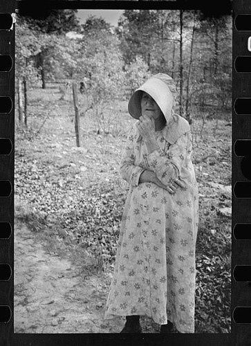 Photo 1930s bonneted woman - bonneted,