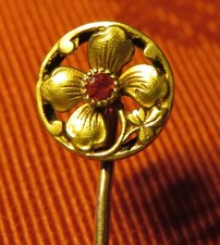 EPINGLE de CRAVATE ancienne plaqué OR FLEUR à COEUR PIERRE rouge  ART DECO
