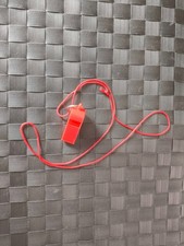 Jeu jouet - sifflet rouge en plastique avec fil collier rouge