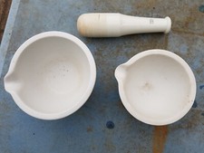 lot 2 ANCIENS MORTIER DE PHARMACIE OU LABORATOIRE BLANC EN PORCELAINE AVEC PILON