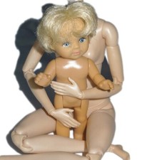 Mignon petit garçon blond poupée taille Barbie/Tommy