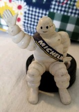 figurine Publicitaire bibendum michelin assis sur un pneu