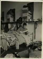 PHOTO ANCIENNE - VINTAGE SNAPSHOT - MILITAIRE CHAMBRÉE LIT REPOS DÉTENTE LECTURE