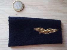 un fourreau épaulette armée