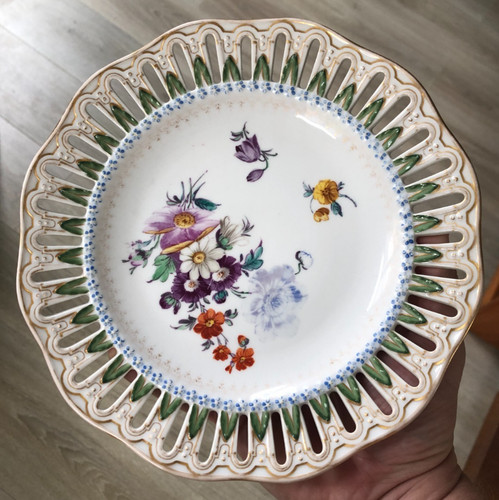 Belle assiette dentelée - belle,