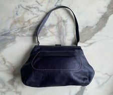 Sac en cuir bleu marine look
