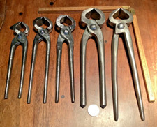 outils anciens, old tool,beau lot de 5 tenailles estampillées,Peugeot,MG...