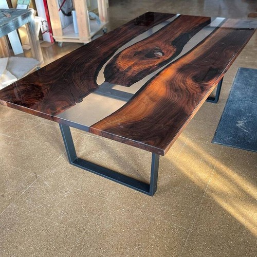 Table époxy transparente avec