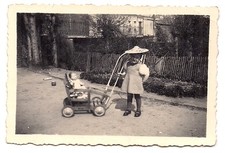 enfant, fillette ,landeau ,poupée  , 1942  (c8)