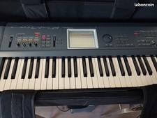 Korg Triton 61 extreme + étui rigide Gator GK 76