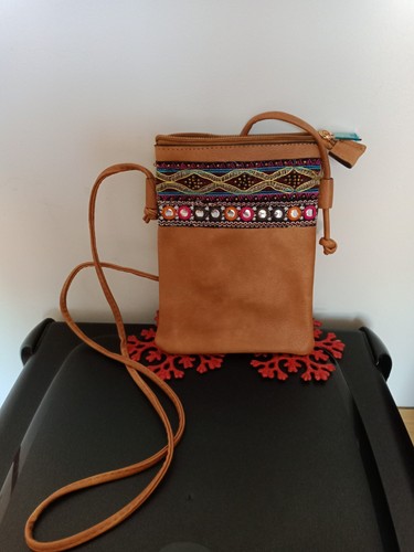 Pochette neuve marron - clair, en
