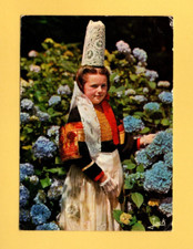 Fillette en costume bigouden   ....   (Ref. M611)