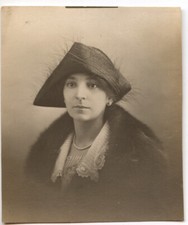 Portrait jeune femme chapeau