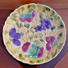 Superbe grand plat rond  ancien, Sarreguemines  barbotine , décor de fruits.