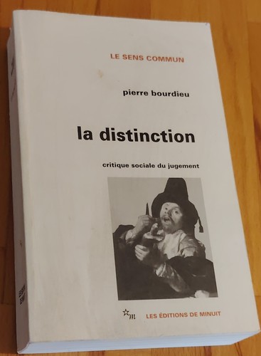 Distinction critique - :,