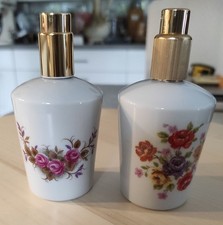 DEUX FLACONS DE PARFUM EN PORCELAINE DE LIMOGES AVEC VAPORISATEUR