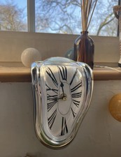 Horloge Salvador Dalí – Design Surréaliste