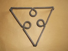 ancien petit trépied  en  fer forgé- support marmite, cheminée