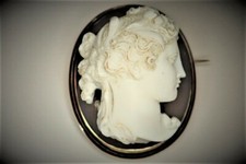 Broche camée sur agate or 750/000                               