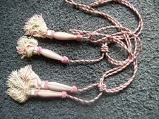 LOT DE 2 EMBRASSES BEIGE ECRU  ET ROSE PASSEMENTERIE  - GP 17