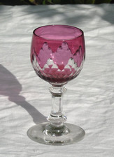 Baccarat - Verre en cristal de couleur.  Haut. 11 cm - Diam buvant. 5 cm
