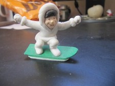 2 FIGURINES PEINTES ESQUIMAU A RAQUETTES SNOWBOARD GLACES GERVAIS