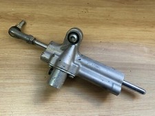 UN AMORTISSEUR DE DIRECTION