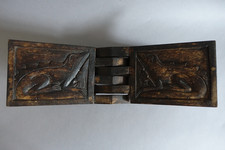 Lutrin porte livre pliable en bois à décor de 2 iguanes sculptés en bas-relief