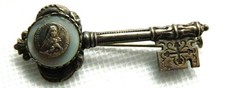 jolie  broche religieuse en forme de clé début 1900
